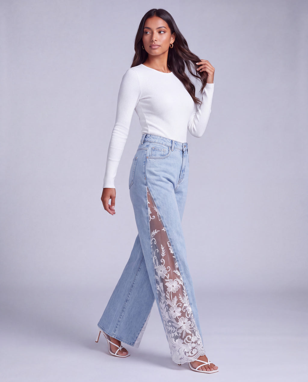 Goddess Lace Jeans in Light Blue – Seitenansicht im Gehen