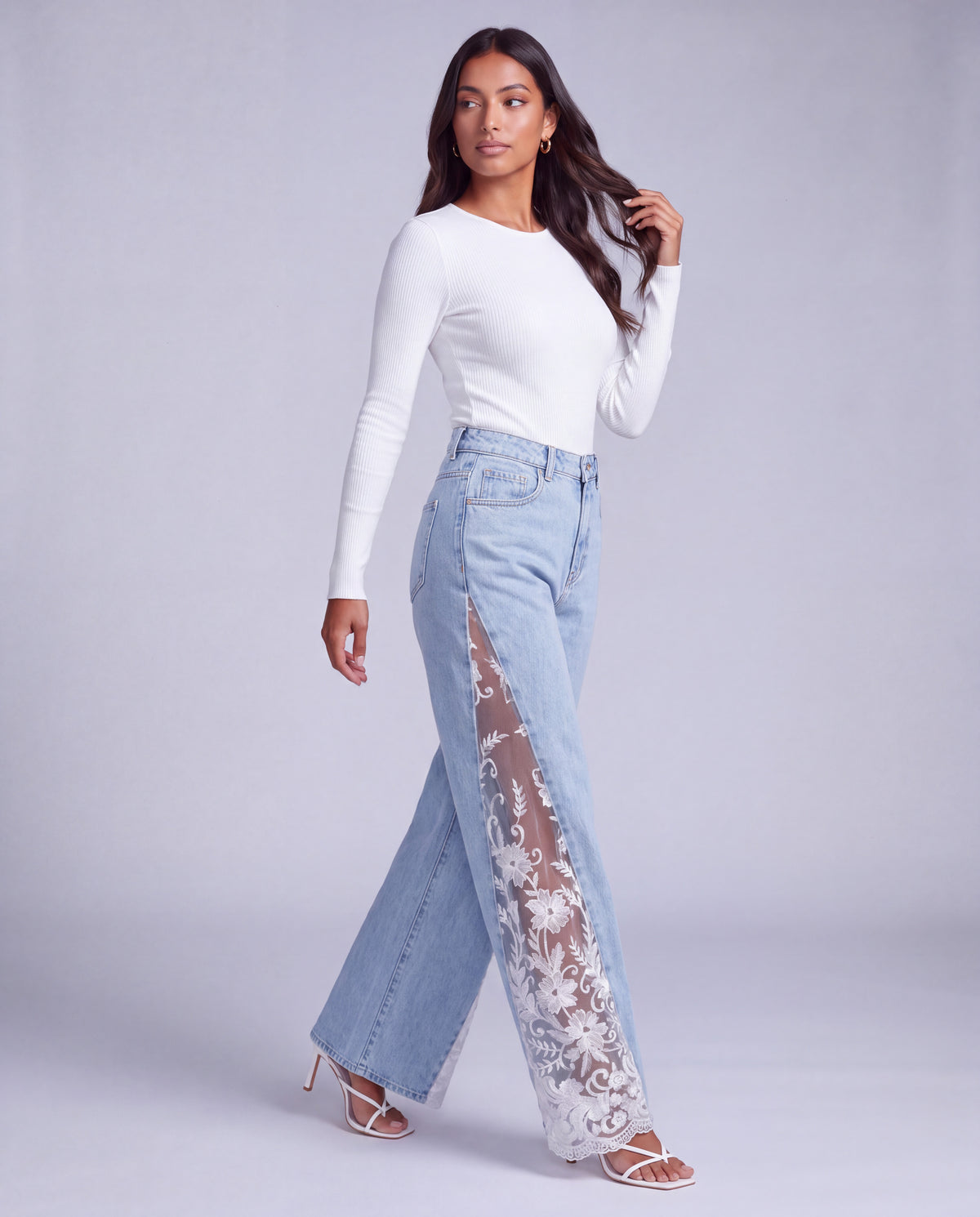 Goddess Lace Jeans in Light Blue – Seitenansicht im Gehen