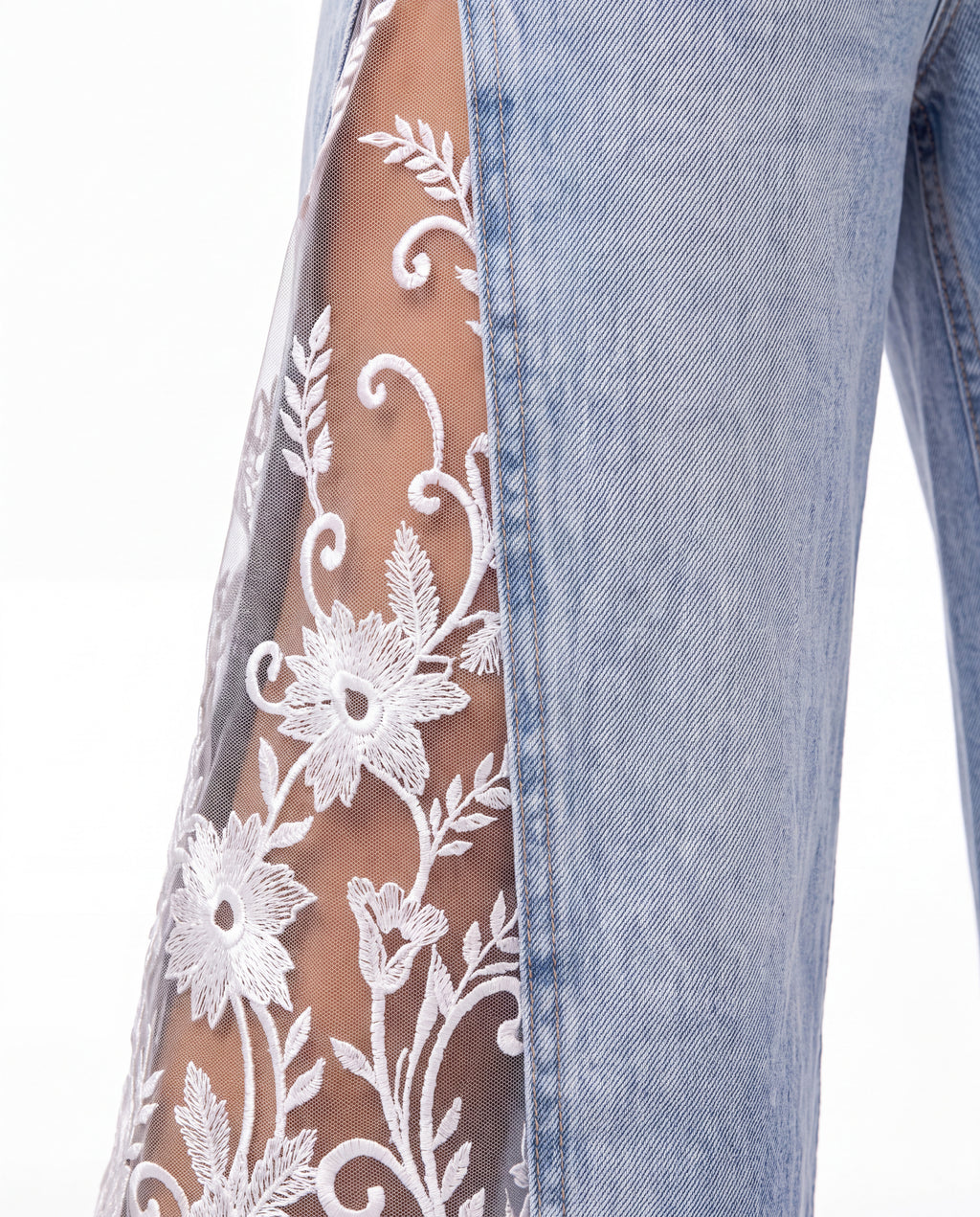 Goddess Lace Jeans in Light Blue – Spitzeneinsatz im Detail