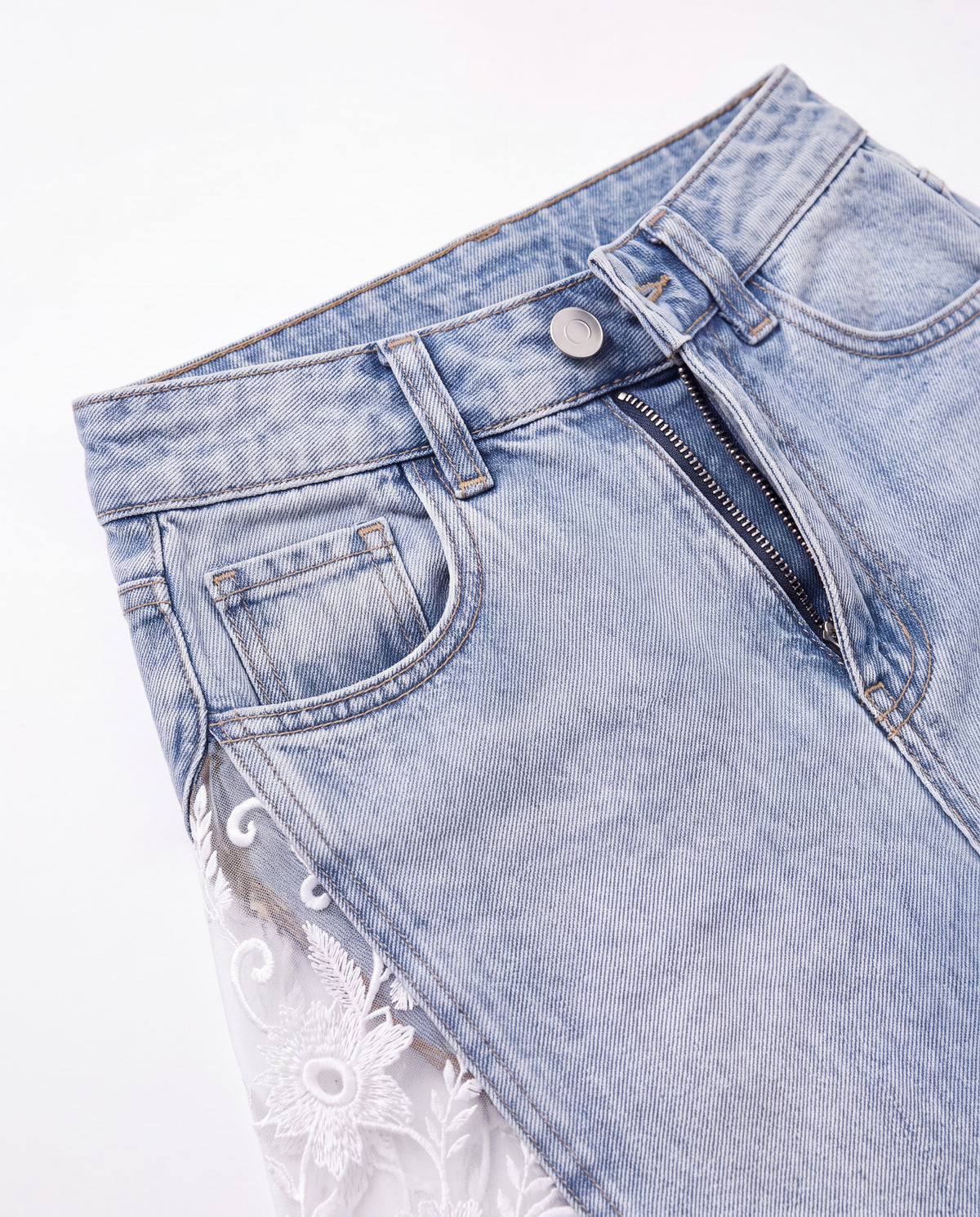 Goddess Lace Jeans in Light Blue – Bund und Spitze im Detail