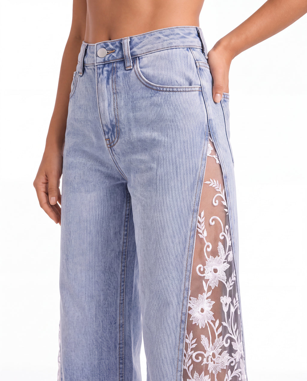 Goddess Lace Jeans in Light Blue – Vorderansicht mit Spitzenschlitz
